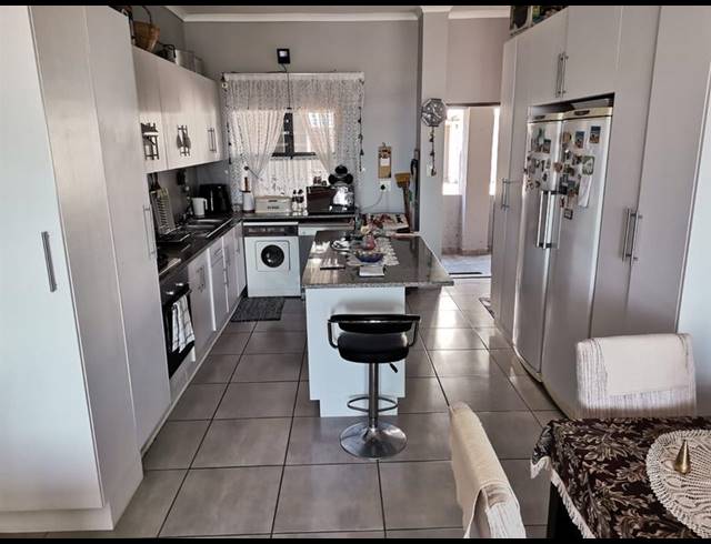 2 BEDROOM APARTMENT FOR SALE IN ISLAND VIEW